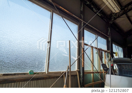 昭和の倉庫にある型板ガラス 121252807