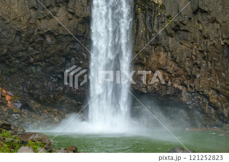 滝壷の水しぶき 121252823