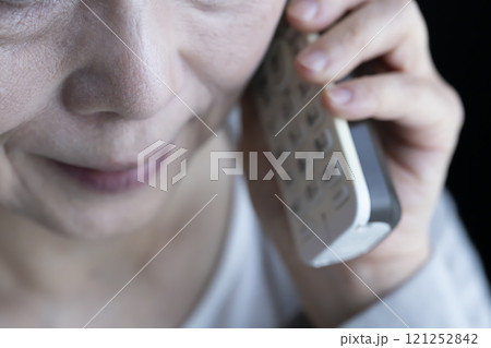 なりすまし電話を受ける高齢女性　固定電話 家電 121252842