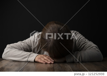頭を抱え込む女性 頭を抱え込む女性 121252930