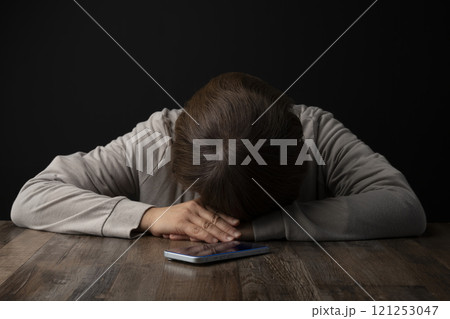 頭を抱え込む女性 スマホ 121253047