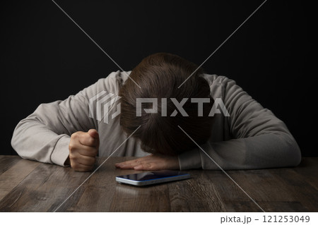 頭を抱え込む女性 スマホ 頭を抱え込む女性 スマホ 121253049