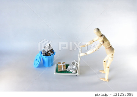 資源ごみを台車で運ぶ人形イメージ 121253089