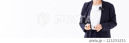 説明する女性のイメージ　(写真素材) 121253251