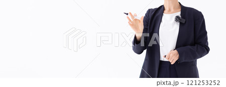 説明する女性のイメージ　(写真素材) 121253252