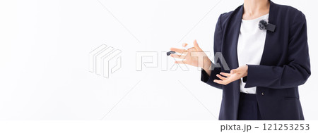 説明する女性のイメージ　(写真素材) 121253253