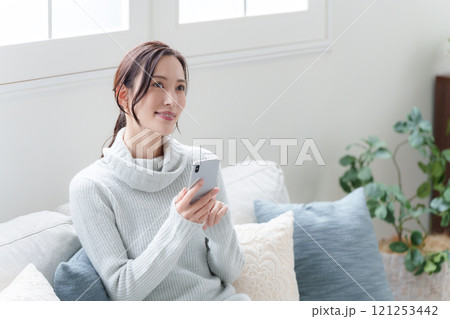 スマホを使う女性 スマホを使う女性 121253442