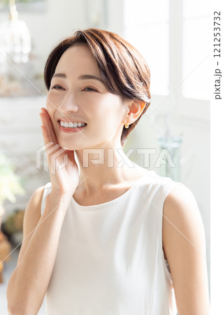 ミドル女性のビューティーイメージ 121253732