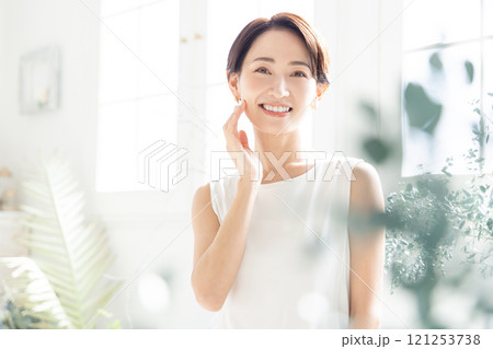 ミドル女性のビューティーイメージ ミドル女性のビューティーイメージ 121253738