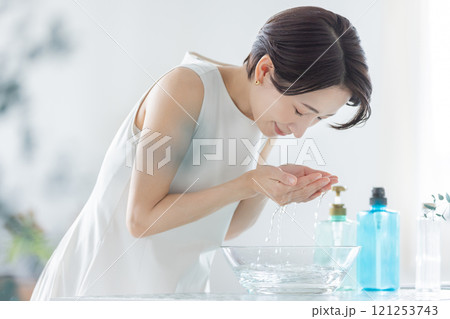 ミドル女性のビューティーイメージ 121253743