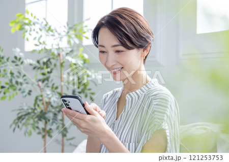 スマホを見る女性 121253753