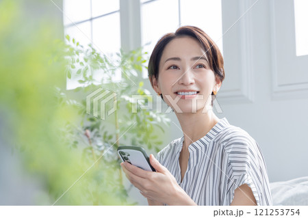 スマホを見る女性 121253754