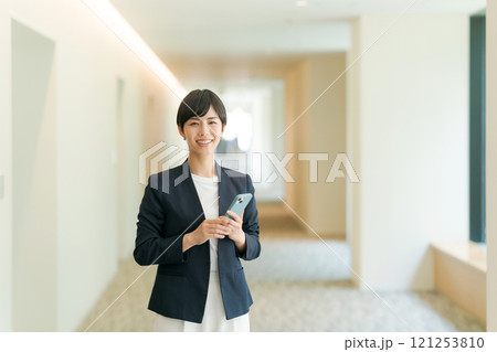 廊下に立つスーツの女性 121253810