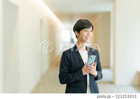 廊下に立つスーツの女性 廊下に立つスーツの女性 121253813
