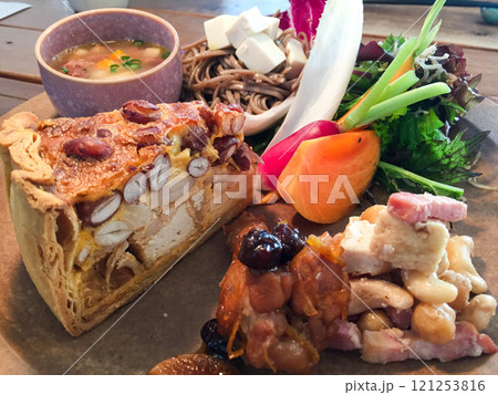 豆のキッシュ　ヘルシーなランチプレート　豆　蕎麦　豆料理 121253816