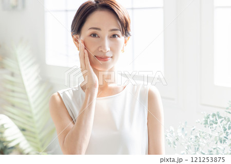 ミドル女性のビューティーイメージ 121253875