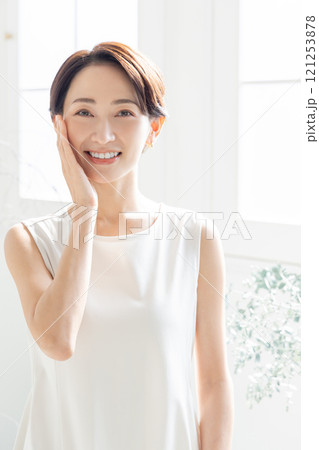 ミドル女性のビューティーイメージ ミドル女性のビューティーイメージ 121253878