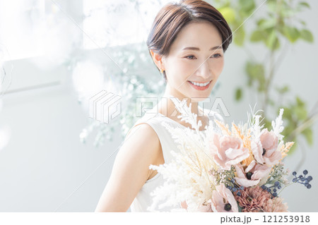 花束を持つミドル女性 花束を持つミドル女性 121253918