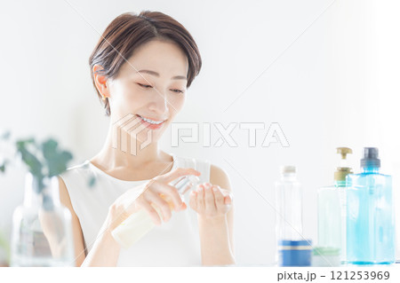 ミドル女性のビューティーイメージ 121253969