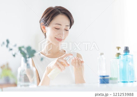 ミドル女性のビューティーイメージ 121253988