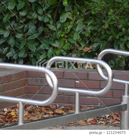 公園にある色々な遊具 公園にある色々な遊具 121254075