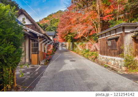秋の京都市 奥嵯峨鳥居本の町並み 秋の京都市 奥嵯峨鳥居本の町並み 121254142