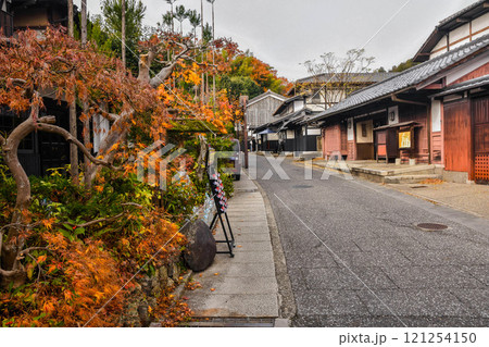 秋の京都市　奥嵯峨鳥居本の町並み 121254150