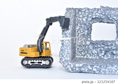 重機でビルを解体している工事現場のイメージ 重機でビルを解体している工事現場のイメージ 121254187
