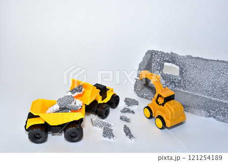 重機でビルを解体している工事現場のイメージ 121254189