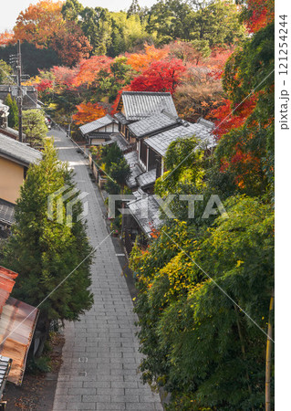 秋の京都市　奥嵯峨鳥居本の町並み 121254244