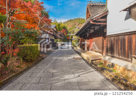 秋の京都市 奥嵯峨鳥居本の町並み 秋の京都市 奥嵯峨鳥居本の町並み 121254250