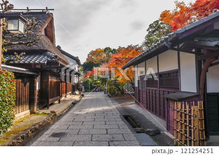 秋の京都市　奥嵯峨鳥居本の町並み 121254251