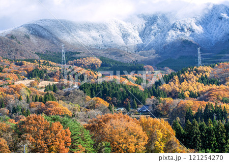 紅葉と新雪の山 121254270