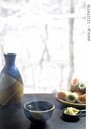 湯気の立ち昇る熱燗で雪見酒 121254356