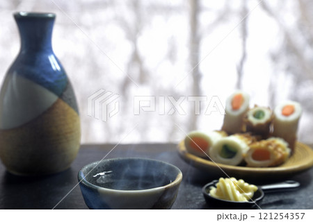 湯気の立ち昇る熱燗で雪見酒 121254357