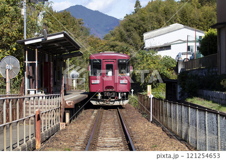駅から出ていくディーゼルカー 121254653