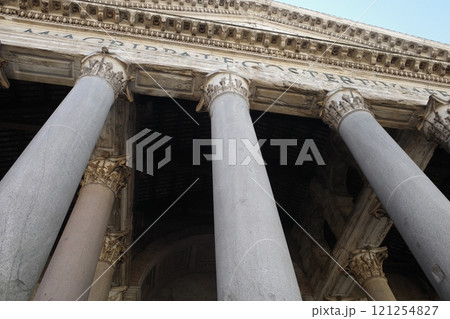 ローマのパンテオンの柱のアップ ローマのパンテオンの柱のアップ 121254827