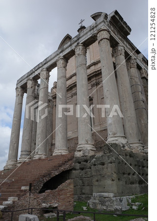 フォロ・ロマーノにある、アントニヌスとファウスティーナの神殿 フォロ・ロマーノにある、アントニヌスとファウスティーナの神殿 121254828