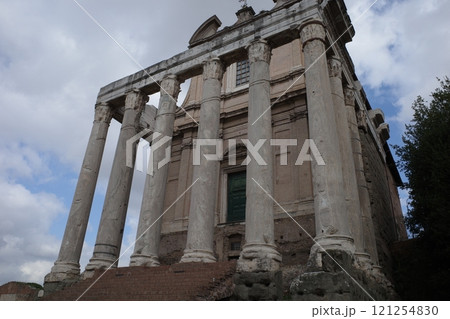 フォロ・ロマーノにある、アントニヌスとファウスティーナの神殿 121254830