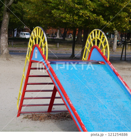 公園にある色々な遊具 公園にある色々な遊具 121254886