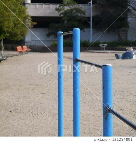 公園にある色々な遊具 121254891