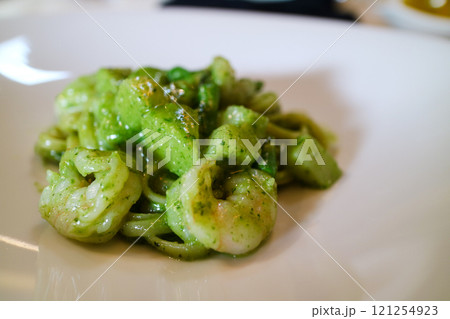 海老とジャガイモのパスタ ジェノベーゼ バジルソース 海老とジャガイモのパスタ ジェノベーゼ バジルソース 121254923