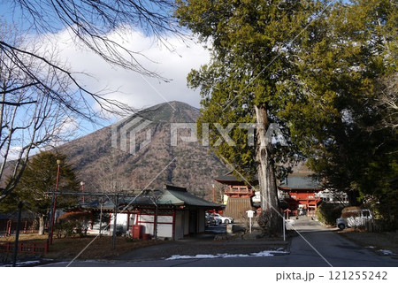 まばゆい金色と極彩色に彩られた日光東照宮と中禅寺湖畔にたたずむ中禅寺 121255242