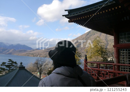 まばゆい金色と極彩色に彩られた日光東照宮と中禅寺湖畔にたたずむ中禅寺 121255243