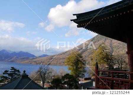 まばゆい金色と極彩色に彩られた日光東照宮と中禅寺湖畔にたたずむ中禅寺 121255244