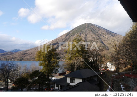 まばゆい金色と極彩色に彩られた日光東照宮と中禅寺湖畔にたたずむ中禅寺 121255245