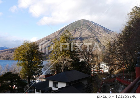 まばゆい金色と極彩色に彩られた日光東照宮と中禅寺湖畔にたたずむ中禅寺 121255246