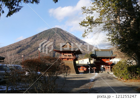まばゆい金色と極彩色に彩られた日光東照宮と中禅寺湖畔にたたずむ中禅寺 121255247