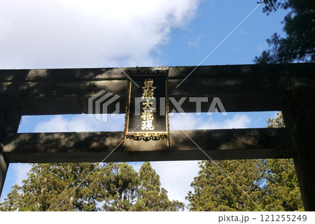 まばゆい金色と極彩色に彩られた日光東照宮と中禅寺湖畔にたたずむ中禅寺 121255249