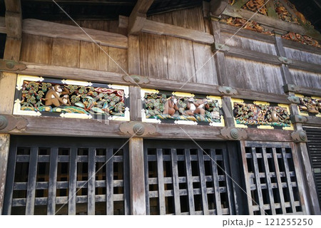 まばゆい金色と極彩色に彩られた日光東照宮と中禅寺湖畔にたたずむ中禅寺 121255250